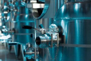 Как марка нержавеющей стали влияет на выдерживаемое давление в трубе?